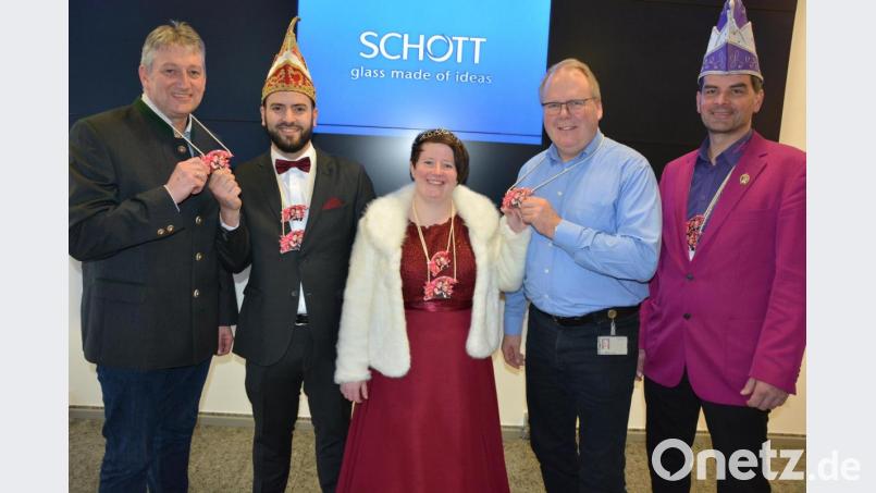 Mit dem Faschingsorden des Mitterteicher Gaudiwurms bedankten sich Prinz Patrick II. und Prinzessin Susanne II. bei ihren Chefs bei der Schott AG, Markus Scharnagl (links) und Karsten Hennig (Zweiter von rechts). Mit dabei war auch Gaudiwurm-Vorsitzender Michael Zintl (rechts). Bild: jr