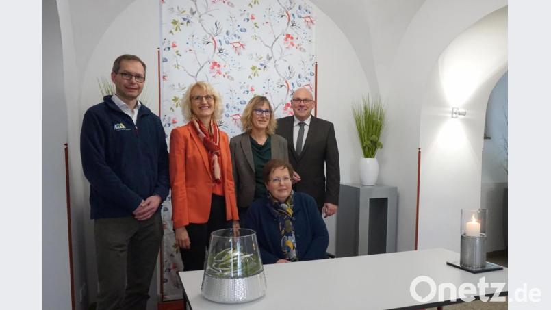 Bei der Vorstellung des Trauungszimmers dabei waren (von links) stellvertretender Ordnungsamtsleiter Michael Fuchs, Standesbeamtin Iris Schwarz, Ordnungsamtsleiterin Birgit Schelter, Oberbürgermeister Oliver Weigel und Standesamtsleiterin Bärbel Willsch (sitzend). Bild: exb