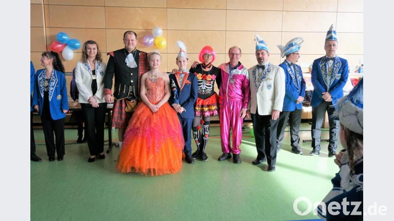 Die fleißigen Mithelfer und der Chef-Organisator erhalten Orden vom Kinderprinzenpaar: links von der Prinzessin =Christian Fruth, rechts vom Prinzen Christiane Reuß und Georg Roth. Bild: wec