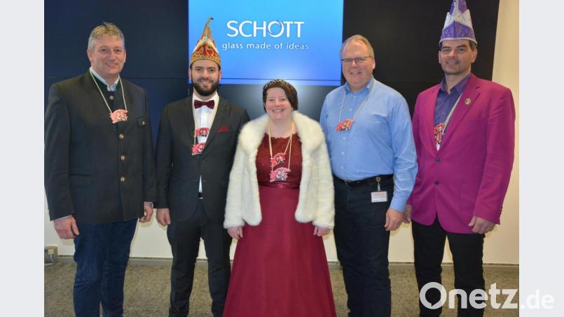 Mit dem Faschingsorden des Vereins Mitterteicher Gaudiwurms bedankten sich Prinz Patrick II. und Prinzessin Susanne II. bei ihren Chefs bei der Schott AG, Markus Scharnagl (links) und Karsten Hennig (Zweiter von rechts). Mit dabei war auch Gaudiwurm-Vorsitzender Michael Zintl (rechts). Bild: jr