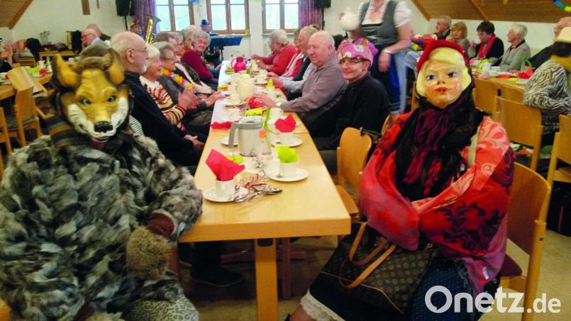 Rotkäppchen und der Wolf mischen sich unter die gesellige Faschingsgesellschaft. Bild: jow