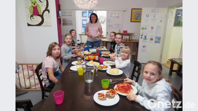 Tanja Franz (stehend) verstand es ausgezeichnet, die Kinder für das Kochen zu motivieren. Bild: jzk