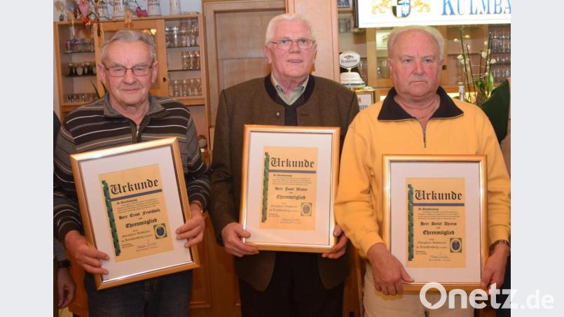 Ernst Frischholz, Josef Winter und Detlef Ahrens (von links) sind neue Ehrenmitglieder. Bild: fz