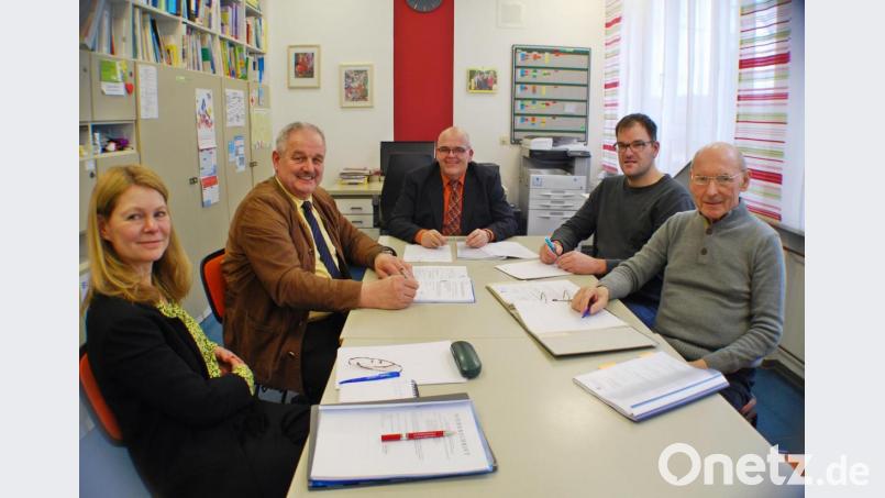 Rektorin Karin Gleißner, Leonbergs Bürgermeister Johann Burger (Leonberg), Bad Neualbenreuths Bürgermeister Klaus Meyer, Geschäftsführer Stefan Döllinger und Karlheinz Hoyer, Zweiter Bürgermeister von Waldsassen (von links), bei der Schulverbandssitzung in der Grundschule Bad Neualbenreuth. Bild: enz