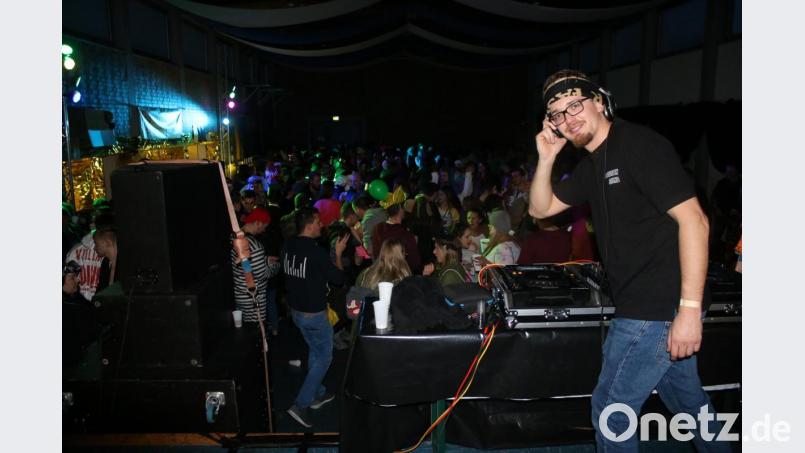 DJ Snieff aus Kastl sorgt für einen gelungenen Ausklang des Pressather Faschingszuges. Bild: sne
