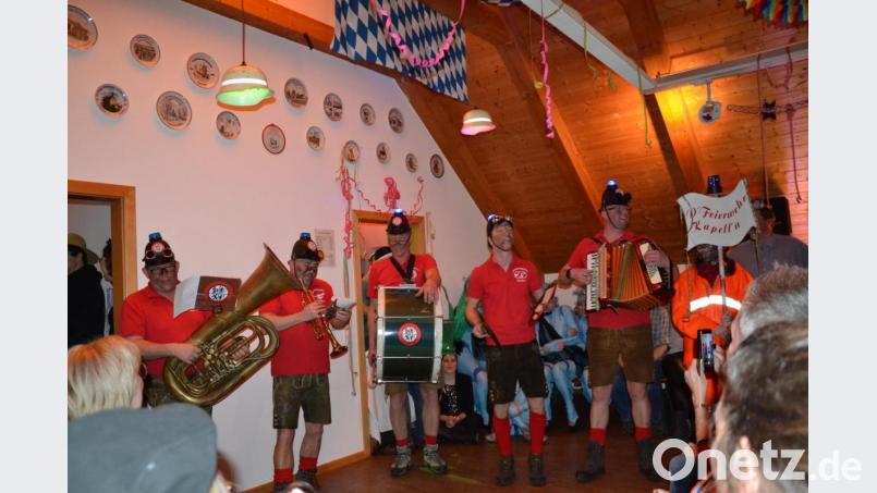 Die „Feierwehr-Kapelln“ sang mit „Gstanzln“ allerhand lustige Begebenheiten aus dem Gemeindeleben und wurde mit großen Beifall des Publikums belohnt. Bild: gi