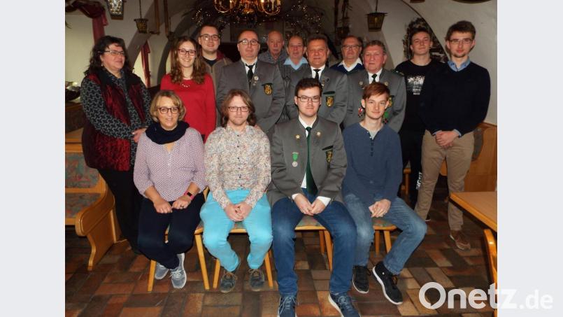 Auf der Suche nach einem neuen Vorstand ist die Schützengesellschaft Tell Kümmersbruck doch noch fündig geworden (sitzend, von links): Schatzmeisterin Susanne Hammer, stellvertretender Schützenmeister Michael Zeitler, Schützenmeister Nick Kaluza und Jugendleiter Dominik Luber. Bild: e