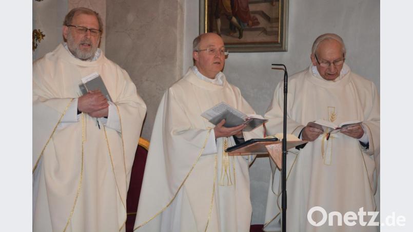 Domvikar Monsignore Georg Schwager (Mitte) war eigens nach Konnersreuth gekommen, um beim Dankgottesdienst an den Beginn der Seligsprechung vor fünfzehn Jahren für Therese Neumann zu erinnern. Mit am Altar Pfarrseelsorger Pater Benedikt Leitmayr (links), der seit 15 Jahren den Prozess aktiv mit begleitet, sowie Pater Friedhelm Czinczoll (Kloster Fockenfeld). Bild: jr