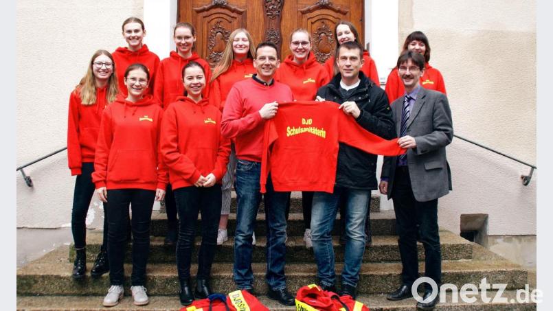 Schulleiter Günter Jehl (rechts), Fördervereinsvorsitzender Michael Luig (links daneben) und Thomas Renner vom Sanitätsdienst der Schule freuen sich mit den Schülerinnen über die Neuanschaffungen. Bild: Peter Ringeisen/exb
