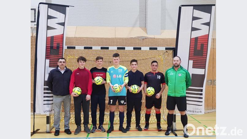 Siegerehrung der B-Junioren: Die Spielführer der teilnehmenden Mannschaften stellten sich mit dem Ausbildungsleiter der TGW Software Services GmbH, Richard Gleissner (links), sowie FC-OVI-Teunz-Jugendleiter Werner Gabler (rechts) zum Erinnerungsfoto. Bild: gä