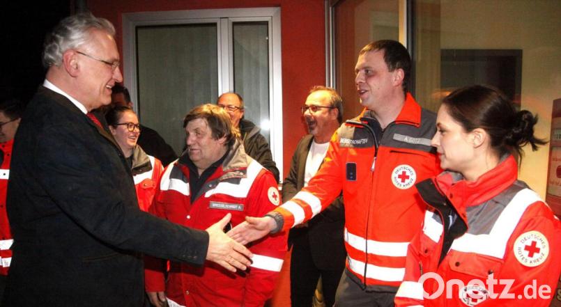 Innenminister Joachim Herrmann begrüßte beim Blaulichttag jeden einzelnen Ehrenamtlichen persönlich mit Handschlag. Bild: Hirsch