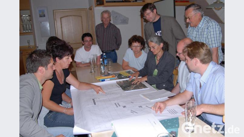 Die Dorferneuerung Filchendorf ist ein Vorzeigeprojekt. Dank vieler engagierter Filchendorfer und eines regen Bürgermeisters ist ein neues Ortszentrum mit geringem finanziellen Aufwand für die Gemeinde geschaffen worden. In der Planungsphase wurden die vielen Ideen mit Bürgermeister Wolfgang Haberberger (hintere Reihe, Mitte) gleich vor Ort diskutiert. Dieses Thema wird die Bürger auch weiterhin noch beschäftigen. Archivbild: ow