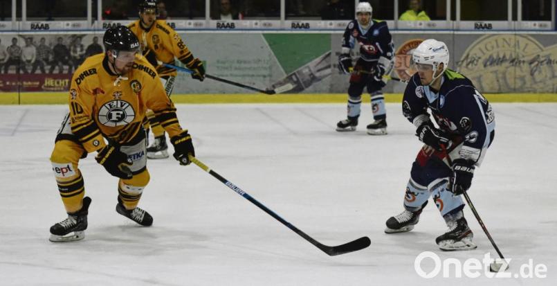Die Blue Devils (rechts Tomas Rubes im letzten Heimspiel gegen Füssen/4:6) treffen am Wochenende auf Spitzenreiter ECDC Memmingen und den Tabellenzweiten EV Regensburg. 	Bild: Gebert Bild: gb