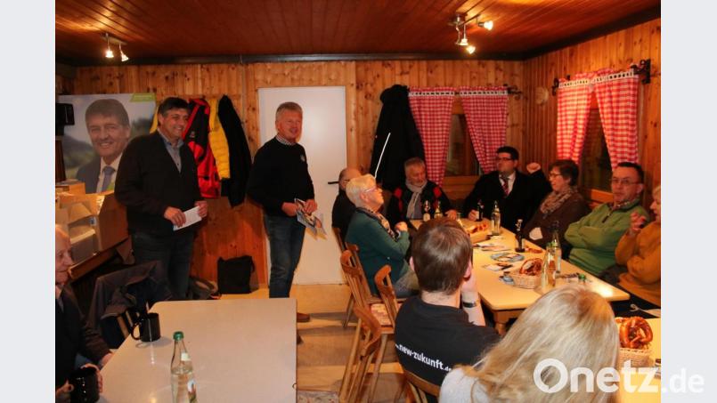 Bürgermeister Edgar Knobloch (links) und Ortsvorsitzender Gerald Morgenstern erläuteren die Ziele der Kommunalwahl. Bild: sne