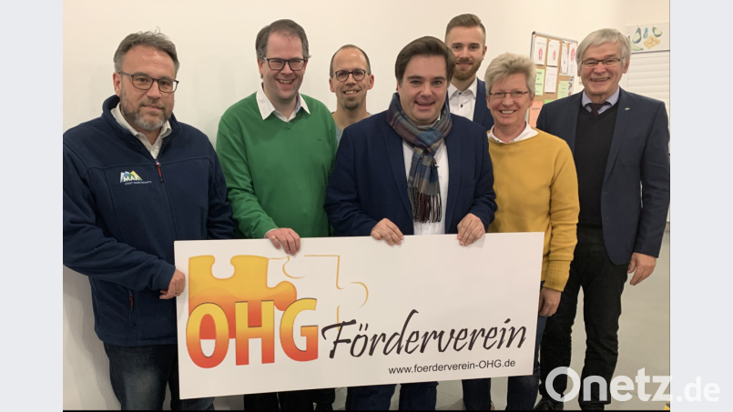 Das Vorstandsteam des Fördervereins des OHG wurde wiedergewählt. Von links Kassenwart Markus Brand, stellvertretender Vorsitzender Florian Küfner, Revisor Gregor Nagengast, Vorsitzender Sebastian Macht, Revisor Fabian Totzauer, Beisitzerin Andrea Pohl und Bürgermeister Horst Geißel. Bild: exb/Sebastian Macht