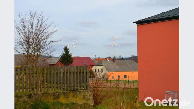 Nur zwischen der Grundschule (rechts) und dem Pfarrgarten (links) sind die beiden Windräder von der Waidhauser Ortsmitte aus zu sehen. Eine Erhöhung von bislang 80 Meter auf über das Doppelte ist beantragt. Bild: fjo
