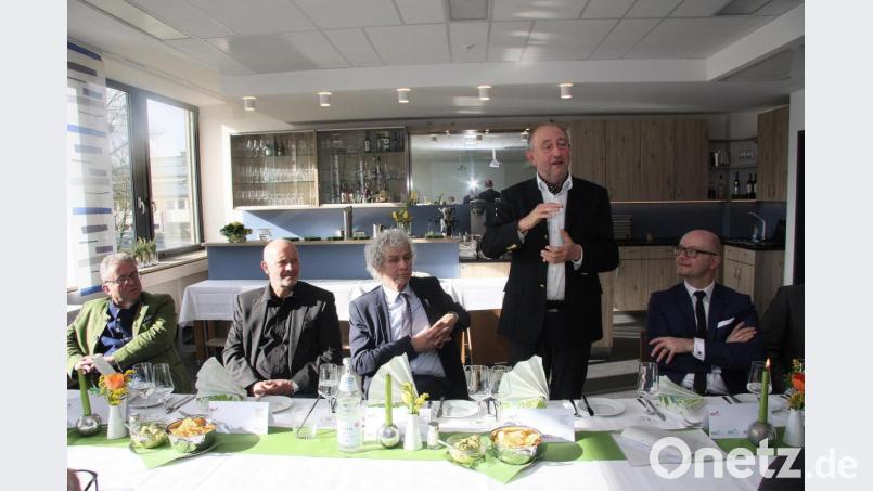 Der bisherige Schulleiter, Dr. Wolfgang Eckstein, freute sich über die vielen Gäste, die ihn auf seinem Weg in den Ruhestand begleiteten. Im Bild – von links – Bürgermeister Toni Dutz, Wolfgang Theis, Landrat Wolfgang Lippert, Dr. Wolfgang Eckstein und Thomas Unger. Eckstein scherzte: „Dreimal Wolfgang, nebeneinander an einem Tisch.“ Das sei ein sehr schöner Zufall. Bild: wro