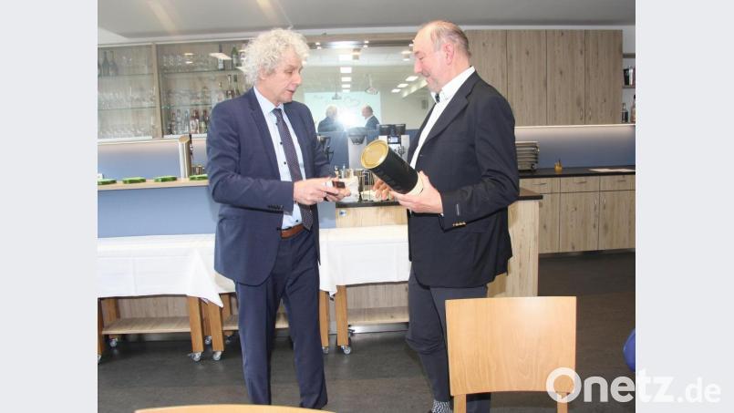 In seiner Laudatio würdigte Landrat Wolfgang Lippert die Verdienste Dr. Wolfgang Ecksteins, der seit 2000 die Leitung am Beruflichen Schulzentrum Wiesau innehatte. Bild: wro