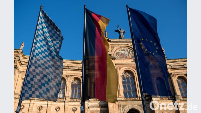 Die Fahnen von Bayern, Deutschland und Europa stehen vor dem bayerischen Landtag. Bild: Sven Hoppe/dpa