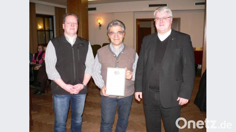 Die Ehrennadel des Kolping-Diözesanverbandes hat Michael Herzog (Mitte) erhalten. Thomas Schwingl, Vorsitzender der KF Oberviechtach, und Diözesanpräses Karl-Dieter Schmidt gratulierten zu dieser Auszeichnung. Bild: nid