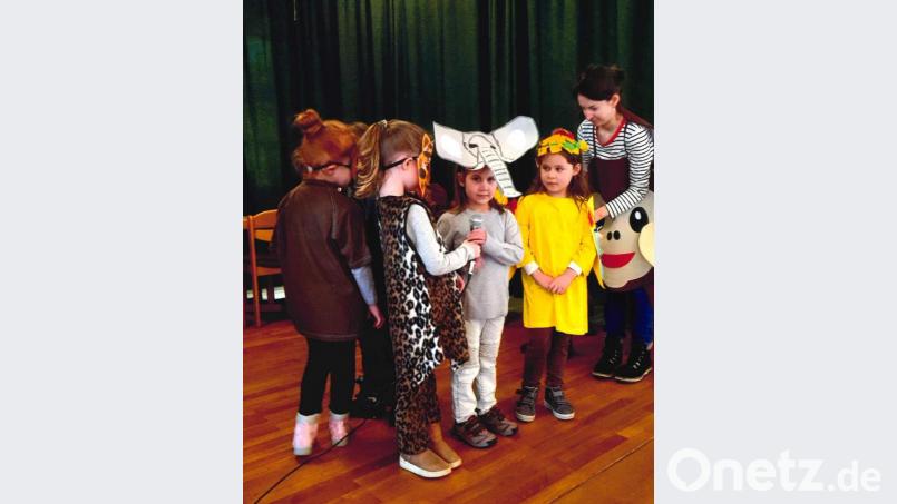 Die Mädchen und Jungen des Kindergartens zogen mit Tiermasken durch den Saal. Bild: ws