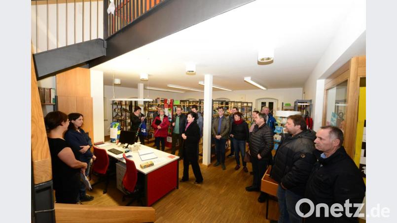 Die Markträte statteten vor der Sitzung der Bücherei einen Besuch ab. Die Einrichtung entwickelt sich positiv. Bild: bey