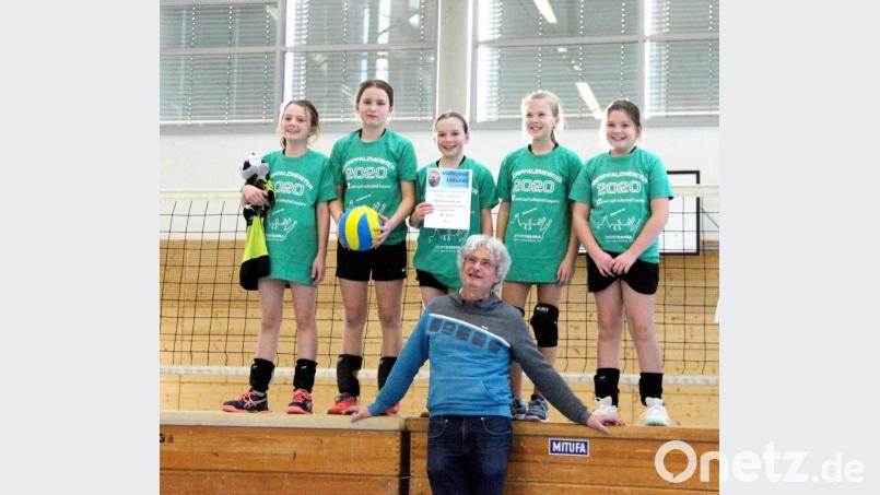 Die U13-Meistermannschaft mit (von links) Barbara Scherer, Franziska Beck, Lotta Franke, Franziska Luig, Hannah Bär und Trainer Karl Schellenberger. Bild: gac