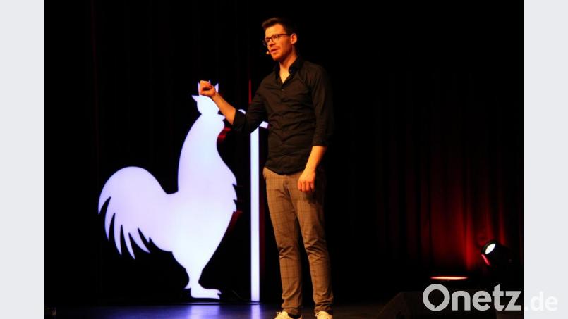 Beste Unterhaltung bot der Senkrechtstarter unter den bayerischen Kabarettisten, Martin Frank, in der ausverkauften Stadthalle. Auf seinem verkorksten Weg durch die Welten von Stadt und Land hatte er die Lacher auf seiner Seite. Bild: prh