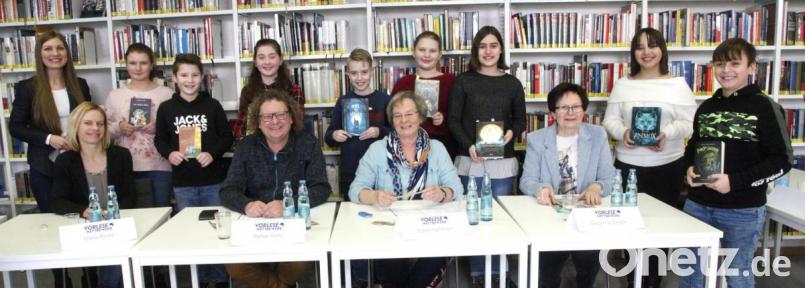 Acht Schulsieger stellten sich der Jury (sitzend). Am Ende gewann Lina Wellenreiter (Vierte von rechts) den Regionalentscheid des 61. Vorlesewettbewerbs des Deutschen Buchhandels. Bild: Hirsch