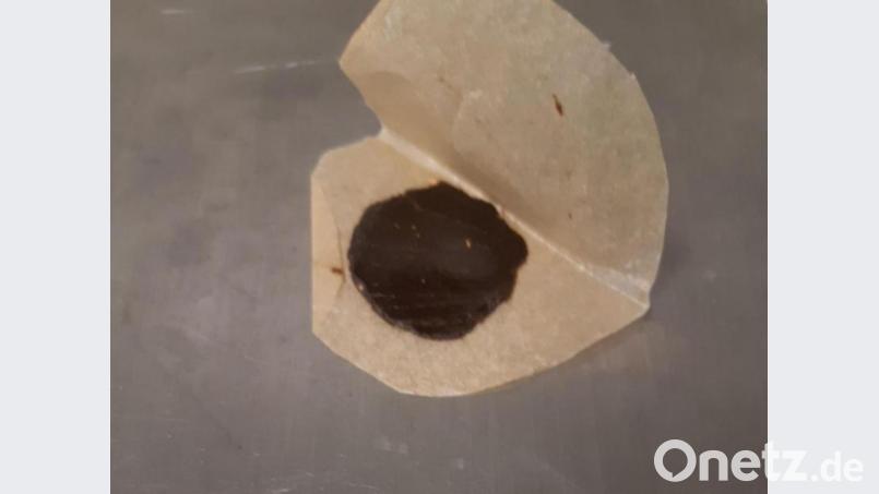 Im Gepäck fanden die Beamten auch noch dieses Tütchen mit Haschisch. Bild: Bundespolizei
