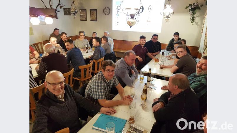 Warum gehen wir wählen? Wer wird gewählt? Und was muss man beachten? Silvia Schecklmann (hinten, Dritte von links), Listenführerin der Sassenreuther Wählerliste, sowie die Kandidaten klären junge Menschen über die Kommunalwahl auf. Bild: hzi