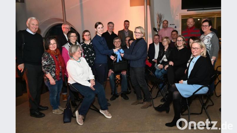 Probesitzen auf den neuen Museums-Stühlen. Bild: gf