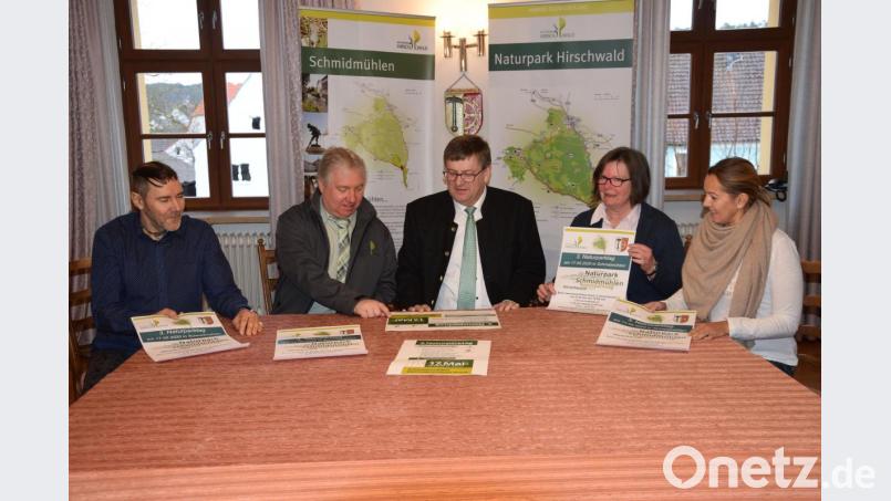 Schmidmühlen ist Ausrichter des dritten Naturparktags am 17. Mai. Das Organisatoren-Team tagte jetzt bereits erstmals im Rathaus (von links): Heinrich Weigert (Gemeinde Schmidmühlen), Naturpark-Vorsitzender Markus Dollacker, Bürgermeister Peter Braun, Geschäftsführerin Isabel Lautenschlager und Birgit Winkler (Gemeinde Schmidmühlen). Bild: bö