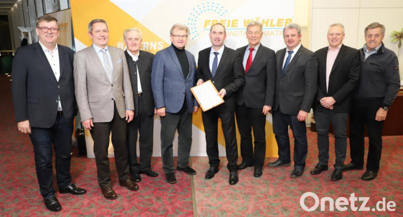 Bei der Klausur der Freien Wähler in Schwarzenfeld ging es auch um Ausgleichszahlungen an die Anrainergemeinden der hiesigen Truppenübungsplätze (von links): Bürgermeister Peter Braun (Schmidmühlen), Bürgermeister Joachim Neuß (Auerbach), Zweiter Bürgermeister Helmut Klier (Freihung), Kreisrat Sebastian Schärl (Hohenburg), Bayrischer Wirtschaftsminister Hubert Aiwanger, MdL Joachim Hanisch, Bürgermeister Ulrich Brey (Kallmünz), Bürgermeister Jürgen Kürzinger (Kirchenthumbach) und Altbürgermeister Gerhard Schärl (Hohenburg). Bild: Freie Wähler/exb