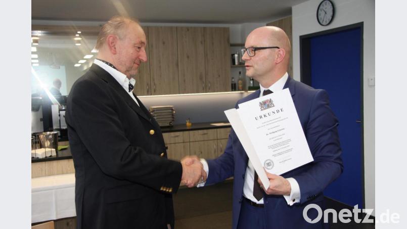 Die Entlass-Urkunde wurde Dr. Wolfgang Eckstein vom Leiter des Bereichs Oberpfälzer Schulen, Thomas Unger (rechts), feierlich überreicht. Bild: wro