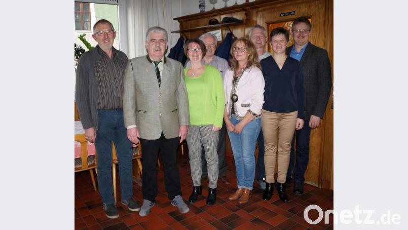 Vorsitzender Hans Pfannenstein (Zweiter von links) wird mit seiner Vorstandschaft den Verein weiterführen. Dritter Bürgermeister Adolf Hammer (rechts) wünschte der Vorstandschaft alles Gute. Bild: weu