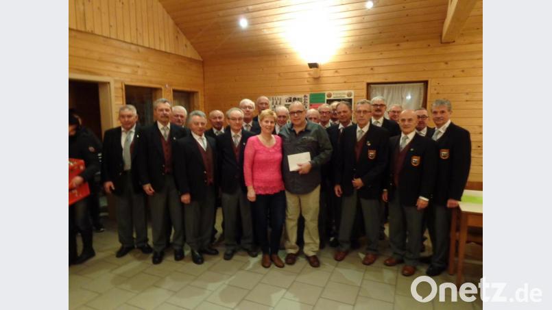 Der Männergesangverein Bärnau gratulierte Zweitem Vorsitzenden Steffen Braunert zum 60. Geburtstag. Bild: exb/S. Schütz