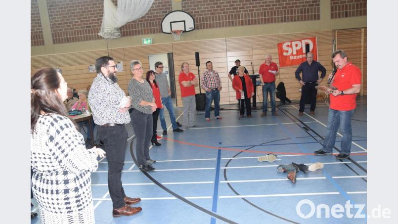 Wem gehören diese alten Latschen? Die SPD stellt beim Familienfasching ihre Stadtratskandidaten in witziger Form vor. Bild: fz