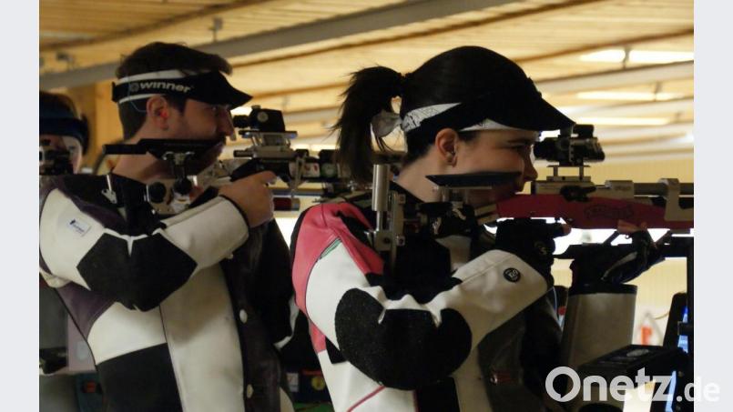 Der Neumühlener Patrick Kurz (links) verlor in einem hochklassigen Duell gegen die österreichische Nationalschützin Jasmin Kitzbichler knapp mit 395:396 Ringen. Bild: dop