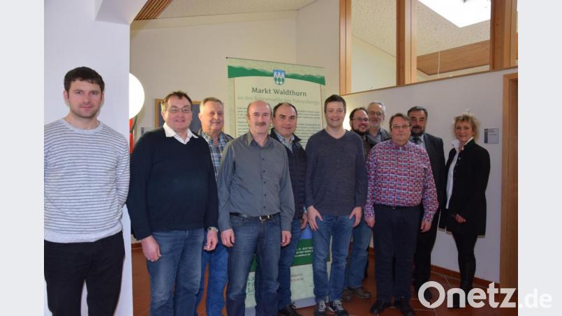 Zum Gespräch treffen sich Vertreter der Fachstellen, Landwirte, Bürgermeister Josef Beimler (Zweiter von rechts) und, die für das Ressor Wasserschutz verantwortliche, Christine Griesbach (rechts). Franz Fehnl (Dritter von rechts) und Hans Winter (Vierter von rechts wurden verabschiedet. Ihre Nachfolger, Christian Grimm (links) und Klaus Gieler (Fünfter von rechts), bringen sie zum Kennenlernen mit. Bild: fla