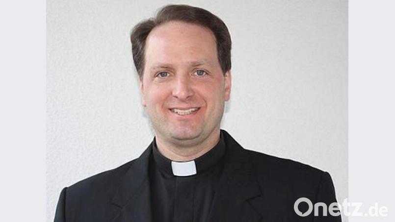 Pfarrer Stefan Wissel schenkt den Schirmitzern wieder ein: Diesmal gibt es Likörchen zum Probieren und dazu eine Prise Lyrik. Bild: mic