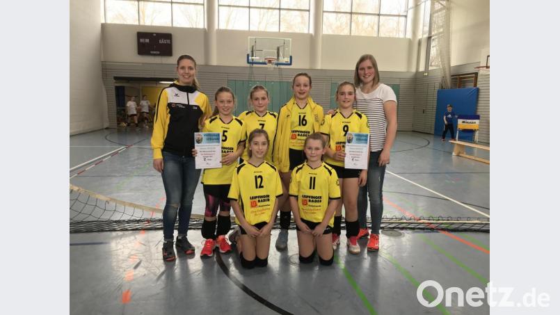 Im Tiebreak entschied der SV Hahnbach 1 das Endspiel bei der Oberpfalzmeisterschaft gegen den SV Hahnbach 2. Auf dem Bild (hinten von links) Trainerin Lisa Lederer, Katharina Winkler, Magdalena Rothut, Johanna Geilersdörfer, Johanna Rothut, Trainerin Vanessa Wamser, (vorne von links) Annabell Schwegler und Jule Masek. Bild: exb