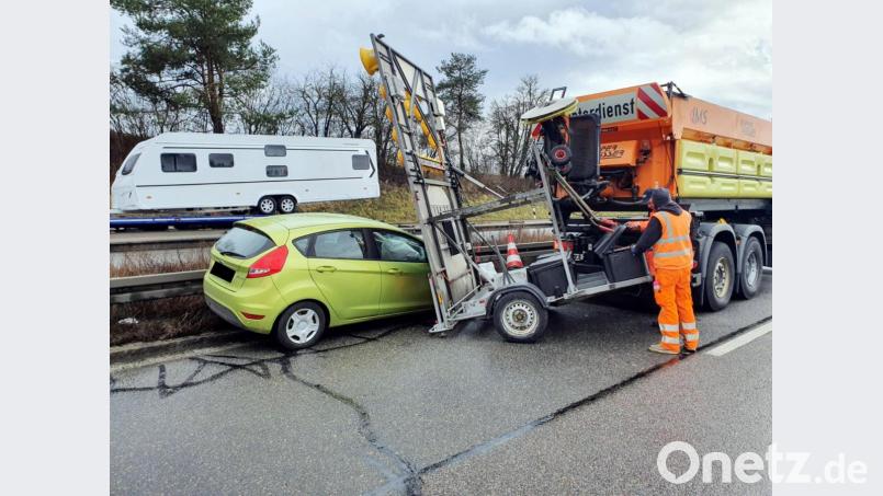 Bei Regenstauf ist ein Pkw auf einen Sicherungsanhänger gefahren. Bild: Alexander Auer