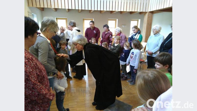 Pfarrerin Ulrike Häberlein und Pfarrer Christian Schulz spenden den Kindern einzeln den Segen. Bild: mma