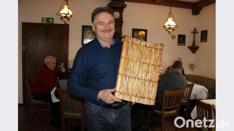 Vorsitzender Herbert Vogl referierte über die Verbesserung des Mikroklimas in Bienenstöcken Bild: pko