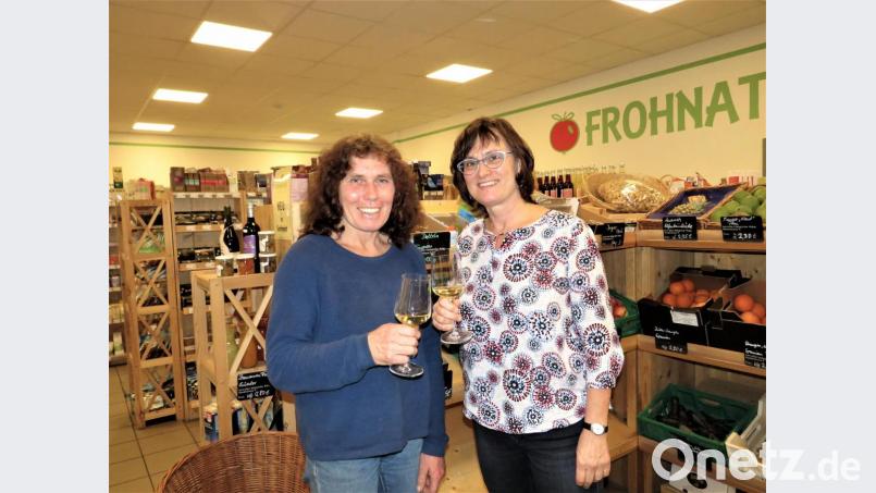 Margit Mayr (rechts) stößt mit ihrer Kollegin Roswitha Ulrich auf 33 gemeinsame Jahre im Bioladen &quot;Frohnatur&quot; an. Die beiden Pionierinnen haben in der weitläufigen Region den Einkauf von gesunden Lebensmitteln in Bioqualität maßgeblich in den Fokus der Öffentlichkeit gebracht. Bild: ubb