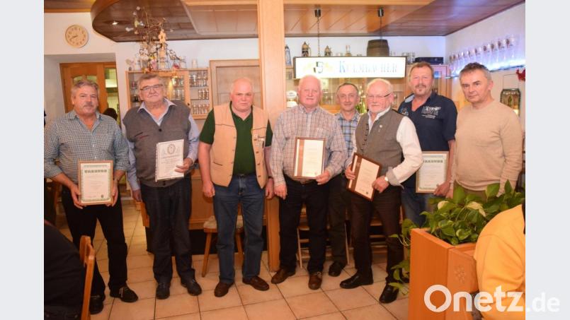 Die OWV-Vorsitzenden Michael Schwabl (Dritter von links) und Martin Süß ehren Josef Schieder, Josef Schärtl, Klaus Beierl und Josef Gollwitzer (von rechts) sowie Hans Reintsch und Anton Kick (von links) Bild: fz