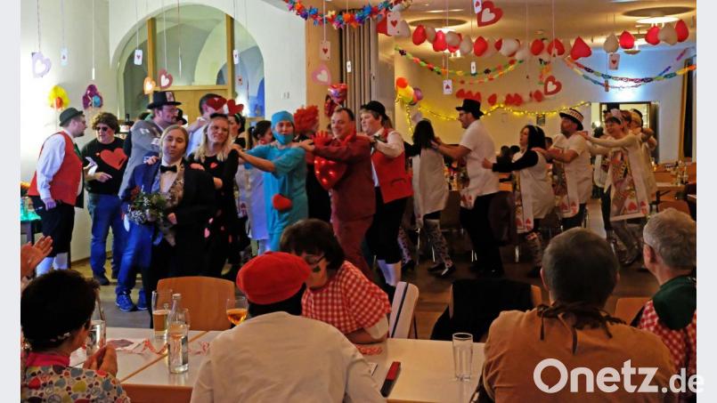 Es ging zünftig zu beim Pfarrfasching. Bild: twi