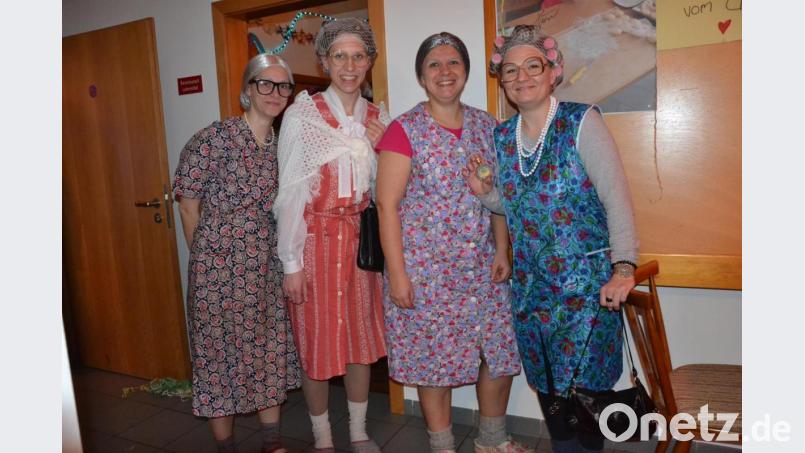 In die Zeit der Großmütter versetzten sich diese vier jungen Frauen. Bild: gi