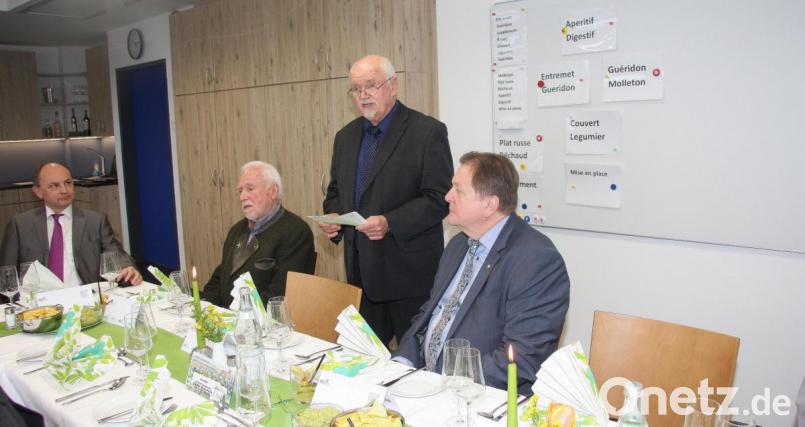 Der ehemalige Stellvertreter und langjährige Weggefährte Dr. Ecksteins, Erich Porsch (zweiter von rechts) lobte den scheidenden Schulleiter für seine fachliche Kompetenz und für seine enge Verbundenheit mit dem Beruflichen Schulzentrum am Standort Wiesau. Bild: wro